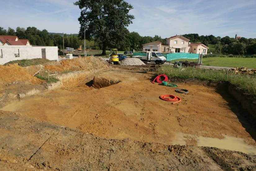 Artisan pelle avec chauffeur entrain d'effectuer des travaux de Terrassement dans les Yvelines